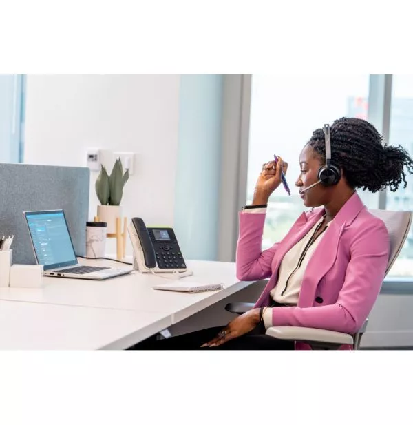 POLY Téléphone IP Edge E220 compatible PoE Téléphone IP Poly Edge E220 compatible PoE (82M87AA)
